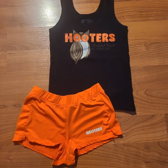 Hooter's uniform top small and shorts xs St Louis , Missouri - Picture 7 of 11